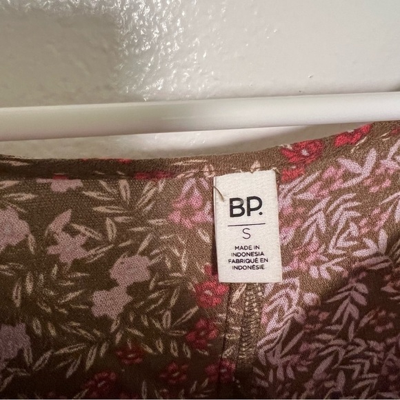 BP Ruffle Cold Shoulder Blouse Olive Floral - Picture 12 of 13